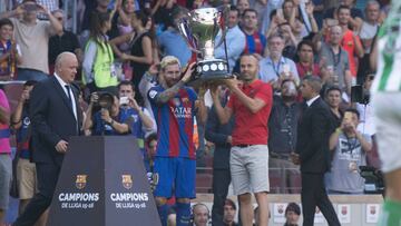Iniesta y Messi levantaron el trofeo de campeón de Liga