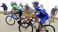 Alejandro Valverde y Enric Mas suben las rampas del Balc&oacute;n de Bizkaia durante la 17&ordf; etapa de la Vuelta a Espa&ntilde;a 2018.