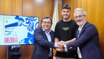 Gaizka Campos, junto a Raúl Sanllehí y Miguel Torrecilla.