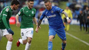 Antunes conduce un bal&oacute;n durante el derbi ante el Legan&eacute;s.