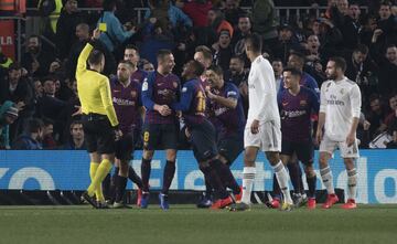 Los jugadores del Barcelona celebrando el gol de Malcom y Mateu Lahoz sacando tarjeta amarilla a Jordi Alba