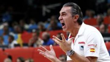 Sergio Scariolo da instrucciones durante la final.