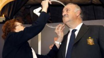 DE CERA. El Museo de Cera tomó medidas a Del Bosque, que llevó el escusón de los Borbones franceses.