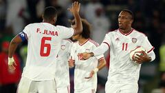 Los jugadores de Emiratos &Aacute;rabes Unidos celebran el tanto del empate en el partido inaugural de la Copa de Asia.