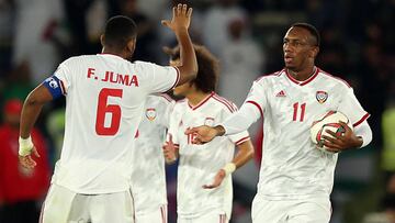 Los jugadores de Emiratos Árabes Unidos celebran el tanto del empate en el partido inaugural de la Copa de Asia.