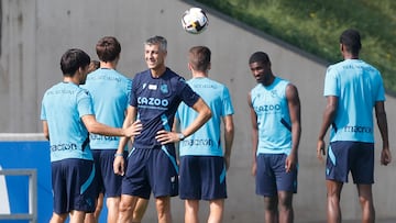 SAN SEBASTIÁN (ESPAÑA), 12/08/2022.- El entrenador de la Real Sociedad, Imanol Alguacil (2i), conversa con el jugador canario, David Silva (i), durante el entrenamiento celebrado este viernes en las instalaciones de Zubieta para preparar el partido de inicio de LaLiga contra el Cádiz el próximo domingo. EFE/Juan Herrero.
