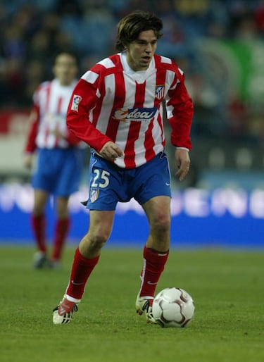 De 1999 a 2001 a 2001, 2001, ele vestindo uma camisa Alavees de 2001 a 2001. Vestida em 2002 a 2004. 