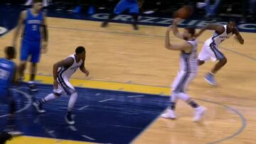 Marc Gasol, como si nada: pase de espaldas...¡desde su campo!