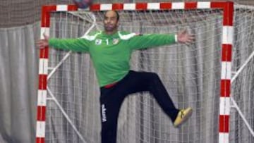 Hombrados defendiendo la porteria del Atlético de Madrid.