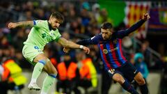 El defensa del Barcelona Jordi Alba (d) y el centrocampista del Getafe Cristian Portugués "Portu" durante el partido de LaLiga que se disputa este domingo en el Camp Nou de Barcelona.