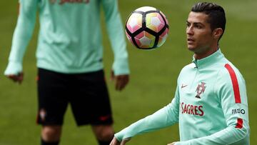 Cristiano Ronaldo entrena con la selección portuguesa.