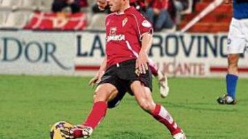 <b>SIN ACIERTO. </b>Movilla controla el balón con tranquilidad ante la mirada de Álvaro, ayer en el Rico Pérez.