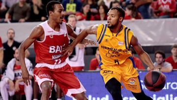 GRAF1216. MANRESA (BARCELONA), 04/11/2018.- El base estadounidense del Herbalife Gran Canaria Clevin Hannah (d), en ataque ante el escolta estadounidense del Baxi Manresa Alex Renfroe (i), durante el partido de Liga Endesa disputado hoy en el Nou Congost de Manresa (Barcelona). EFE/Susanna Sáez