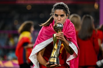 Alba Redondo besa la Copa del Mundo en Sídney.
