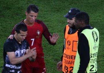 Un espontáneo quiso sacarse una foto con Cristiano Ronaldo tras acabar el encuentro.