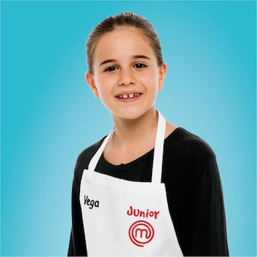 La peque?a Vega comenzar¨ªa a cocinar con apenas 4 a?os ayudando a su madre en platos de reposter¨ªa. El plato que m¨¢s dif¨ªcil ha hecho es una tarta de mousse de frambuesa cubierta de gelatina de frambuesa. Su comida favorita es la italiana, aunque tambi¨¦n le apasionan los helados. Uno de sus deseos para esta edici¨®n es que una de las pruebas consista en decorar tartas, en la cual reconoce que ganar¨ªa. Sus favoritos, Nuria y Candela.