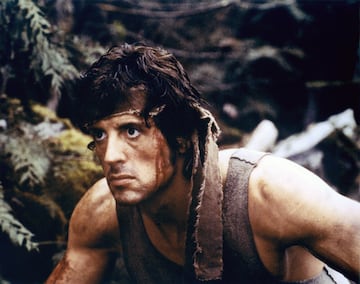 El n¨²mero dos de esa trinidad es Stallone. Durante a?os tuvo una lucha cinematogr¨¢fica con Schwarzenegger por ser el mejor h¨¦roe de acci¨®n, pero en realidad son amigos. Stallone adem¨¢s de ser actor dirige y es guionista. Uno de sus mayores ¨¦xitos, 'Rocky', fue realizada con un guion suyo. Adem¨¢s de 'Rocky', 'Rambo', 'Evasi¨®n o victoria', 'Acorralado', 'Demolition Man'...