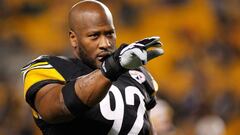 El venerable linebacker James Harrison seguir&aacute; en la defensa de los Steelers en 2016.