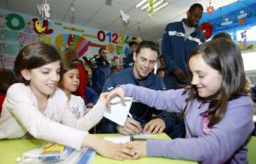 Los ni&ntilde;os se lo pasaron pipa con la visita de los jugadores del Asefa Estudiantes.