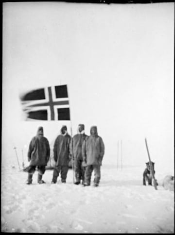 El 14 de diciembre de 1911, Roald Amundsen y su expedición, a 23 grados bajo cero, se convertían en los primeros en conquistar el Polo Sur.