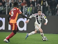 Juventus� Turkish forward #10 Kenan Yildiz dribbles past Galatasaray�s Colombian defender #6 Davinson Sanchez during the UEFA Champions League, knockout round play-off second leg, football match between Juventus FC and Galatasaray SK at the Allianz stadium in Turin, on February 25, 2026. (Photo by Isabella BONOTTO / AFP)