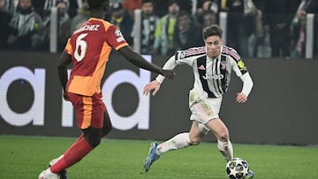 Kenan Yildiz, regatea a Davinson Sanchez, del Galatasaray.