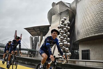 El ciclista francés del Groupama - FDJ, David Gaudu, pasa junto al Museo Guggenheim de Bilbao durante la presentación de la edición 2023 del Tour de Francia.