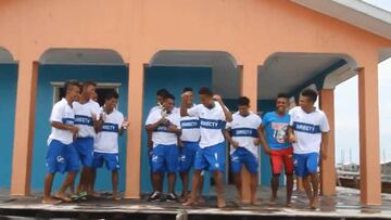 UC donó camisetas a equipo de sufrido pueblo de Colombia