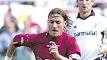 <b>TOTTI, GENIO Y SALVADOR</B>. Ya se hizo accionista del club y su permanencia ha salvado a la Roma de la quiebra deportiva. Amenazó con marcharse y surtió efecto. Su talento es inmenso y su liderazgo también lo es.