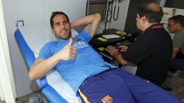 Claudio Bravo pas&oacute; el chequeo m&eacute;dico en Barcelona.