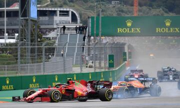 Carlos Sainz adelantó a Lando Norris tras una gran salida del piloto español.