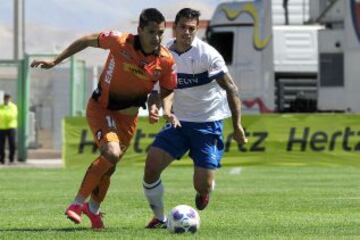 El jugador de Cobreloa José Pérez disputa el balón con Mark González