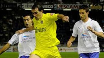 <b>DISPUTADO.</b> Godín se lleva el esférico ante la presión de los tinerfeños Ricardo y Omar.