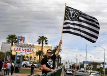 Fans de los Raiders festejan el pase del equipo a Las Vegas.