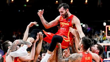 Berlin (Germany), 16/09/2022.- Spain's Rudy Fernandez (up) and teammates celebrate after winning the FIBA EuroBasket 2022 semi final match between Germany and Spain in Berlin, Germany, 16 September 2022. (Baloncesto, Alemania, Espa?a) EFE/EPA/FILIP SINGER