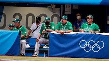 Benjam&iacute;n Gil observa un juego desde la banca