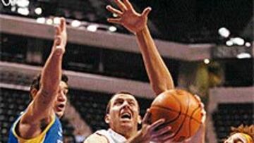 <B>EN FAMILIA.</B> Nacho Rodríguez busca un enceste superando la oposición de los hermanos Varejao.