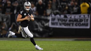 OAKLAND, CA - NOVEMBER 06: Derek Carr #4 of the Oakland Raiders looks to pass against the Denver Broncos at Oakland-Alameda County Coliseum on November 6, 2016 in Oakland, California. Thearon W. Henderson/Getty Images/AFP
== FOR NEWSPAPERS, INTERNET, TELCOS & TELEVISION USE ONLY ==