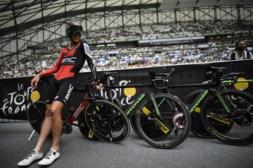 El italiano Alessandro De Marchi espera en el estadio Orange Vélodrome.