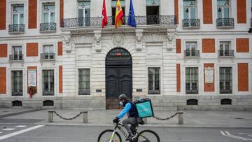 Un 'rider' de Deliveroo circula por la Puerta del Sol, en Madrid (España) a 19 de abril de 2020.