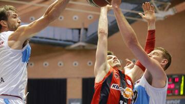 Matt Janning lanza durante el partido contra el Obradoiro.