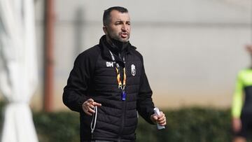 Diego Martínez, dirigiendo un entrenamiento del Granada.