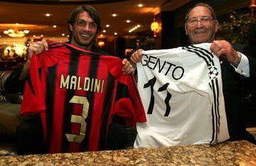 Gento and Maldini exchange shirts. May 2005
