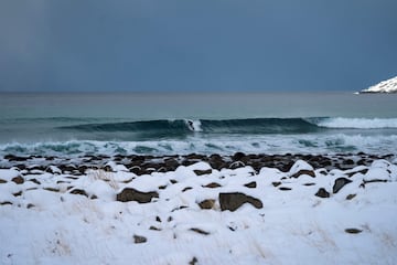 La nieve, la baja temperatura del agua... Nada detiene a estos surfistas que una temporada más disfrutan de la islas noruegas de Lofoten, en pleno Círculo Ártico.