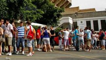 <b>POR UNA ENTRADA. </b>Los aficionados guardan la cola para comprar una localidad para el partido.