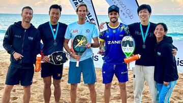 Antomi Ramos de azul y su pareja de blanco en la premiación.