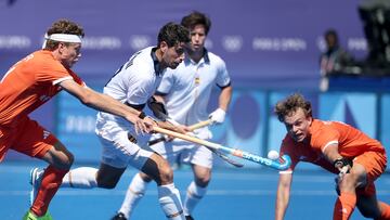 Colombes (France), 06/08/2024.- Joaquin Menini (C) of Spain in action against Derck de Vilder (L) of the Netherlands during the Men semifinal between the Netherlands and Spain of the Field Hockey competitions in the Paris 2024 Olympic Games, at the Yves-du-Manoir Stadium in Colombes, France, 06 August 2024. (Francia, Países Bajos; Holanda, España) EFE/EPA/CHRISTOPHE PETIT TESSON