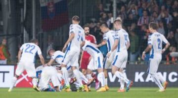 1-0. Juraj kucka celebra el primer tanto.