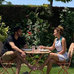 “Tuvimos la fortuna de salir de Chile siendo muy jóvenes; recién ahora, con hijos grandes, tenemos tiempo para pololear”