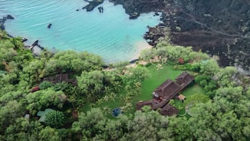 La mansi&oacute;n de Jeff Bezos en Maui, Haw&aacute;i, vista desde el aire, con la playa de aguas cristalinas, &aacute;rboles, palmeras y el r&iacute;o de lava. 